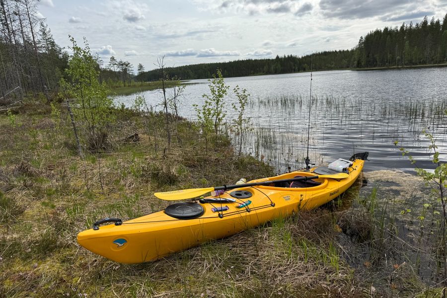 Kajakki järven rannalla